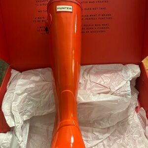 Hunter Original Tall Gloss rain boots women’s size 8. Lighthouse red